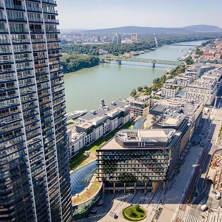 Eurovea Tower 27th Floor, Luxury Bed Vispring Baronet Superb 아파트